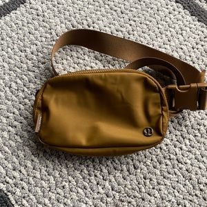 Lululemon Everywhere Belt Bag 1L - color how to describe dark gold family